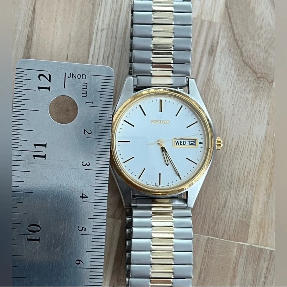 Seiko Men's Watch Two-Tone Stretch Bracelet Silver Tone Dial Date Day Windows